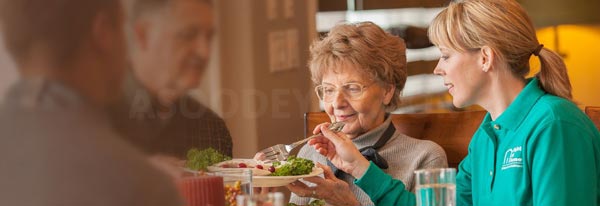 غذا خوردن سالمند کنار خانواده 